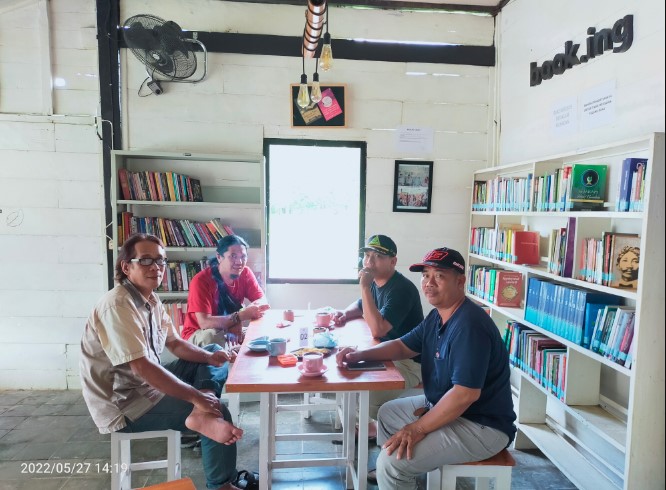 Book.ing Library & Cafe Kang Santri