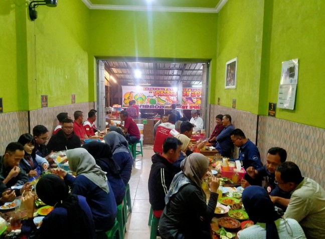 Lalapan dan Sea Food Bang Husein Achmad Alviant