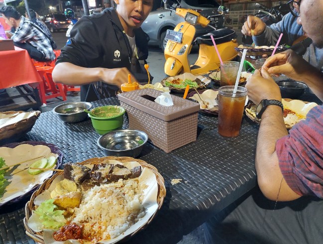 Nasi Uduk Ayam Goreng Kampung Melayu Thufeil M Tyansah