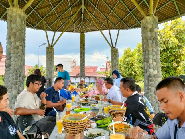 Rumah Makan Saung Ranggon Firdha Azalia