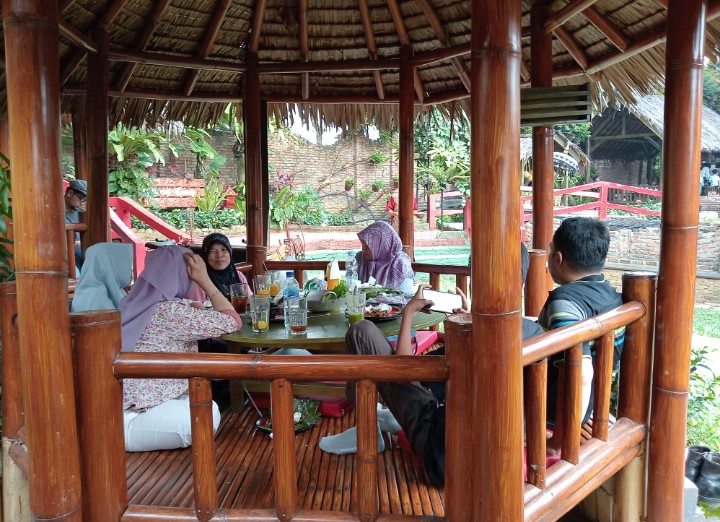 Kampoeng Koneng Sentul - Restoran Alam Keluarga Delvi Yandri