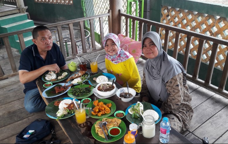 Rumah Makan Pinggir Kali Talisepatumu “Yanwar Abdullah”