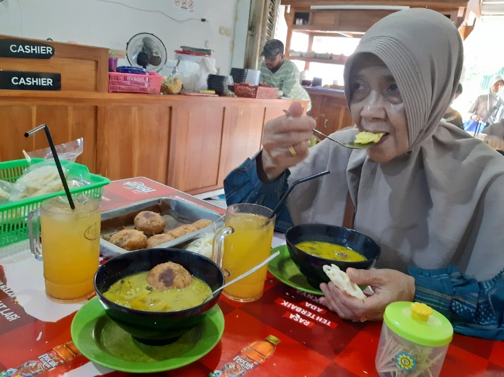 Soto Kuning M. Yusuf Atik Arini (Ri3Nz)