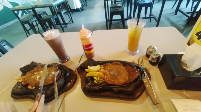 Waroeng Steak & Shake Dipatiukur Fajar Prabowo