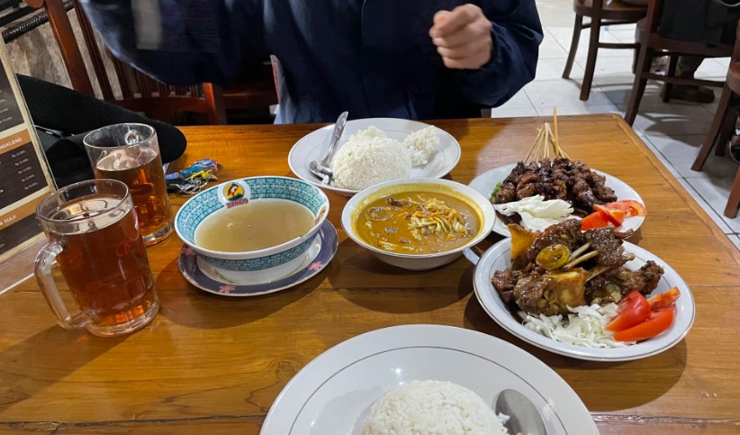 Warung Sate dan Tongseng Pak H. Budi Asli Solo Aulia Widodo